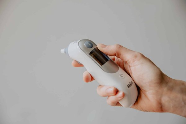 Comment fonctionne un thermomètre frontal bandelette par rapport à un thermomètre classique ?